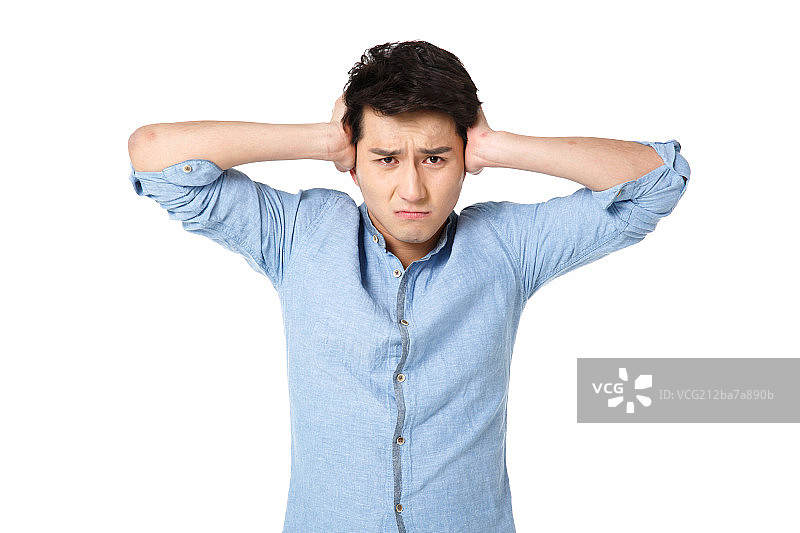 青年男人手捂着耳朵图片素材