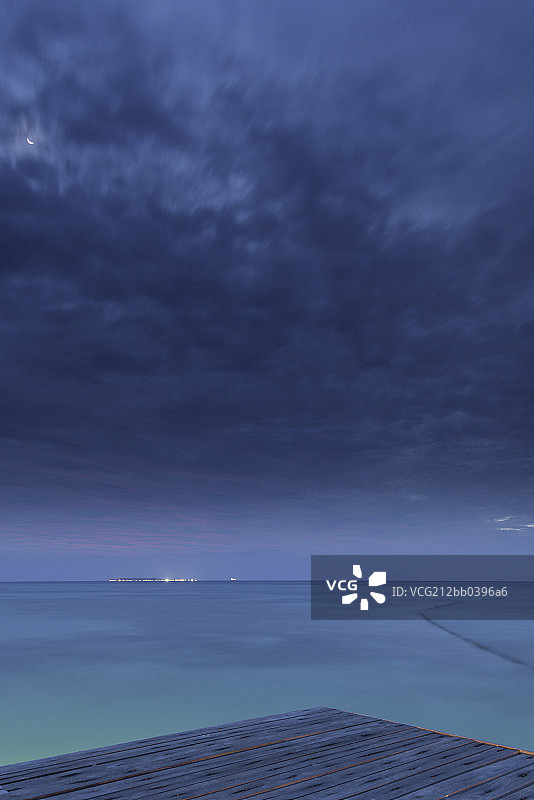 海上暴风雨图片素材