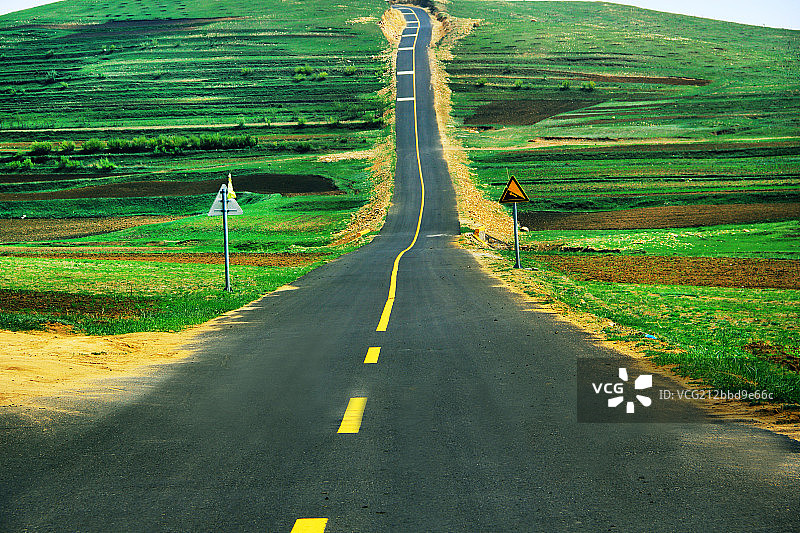 柏油路穿过草原图片素材