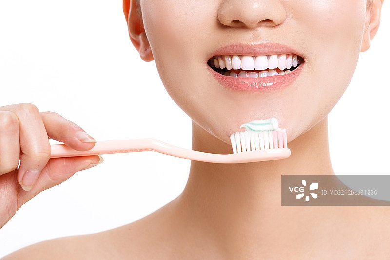 年轻女人刷牙图片素材
