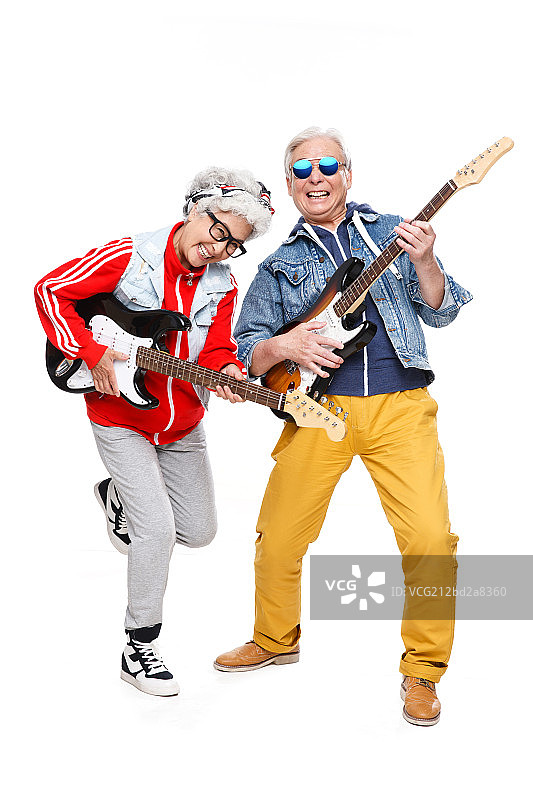 两个时尚的老年人弹吉他图片素材