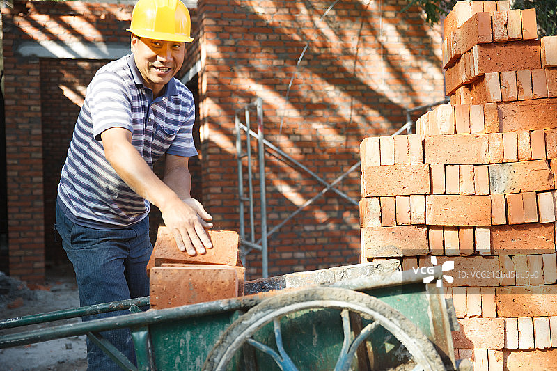 在工地上工作中的建筑工人图片素材
