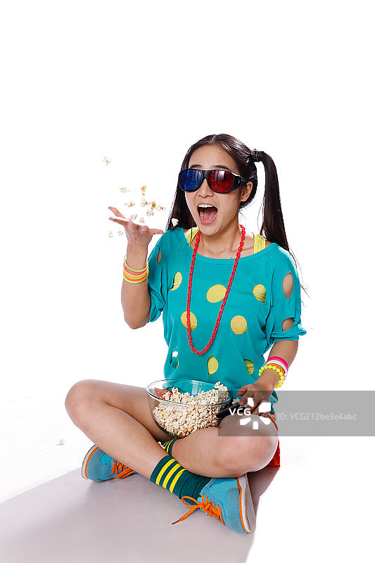 青春活力的年轻女孩看3D电影图片素材