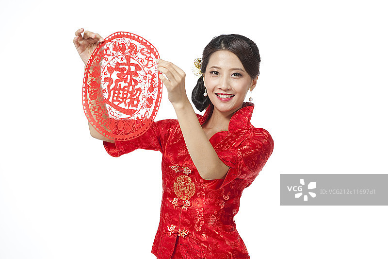 棚拍身穿中国传统服装的年轻女人和剪纸福字图片素材
