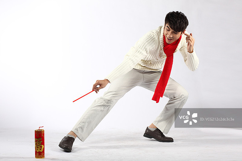 点爆竹的年轻男人图片素材