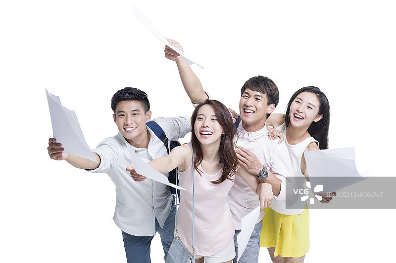 年轻人拿着简历找工作图片素材