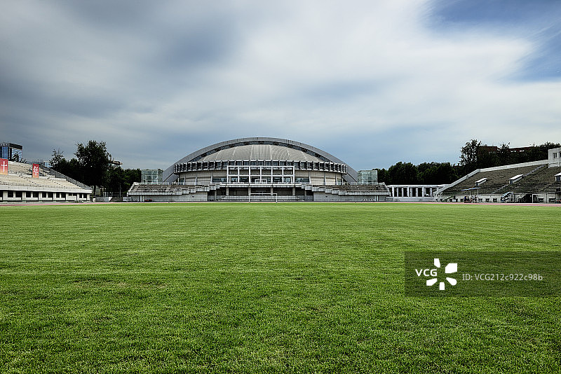 大学体育场馆和足球场草坪图片素材