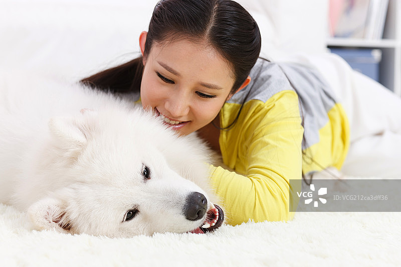 青年女人抱着宠物图片素材