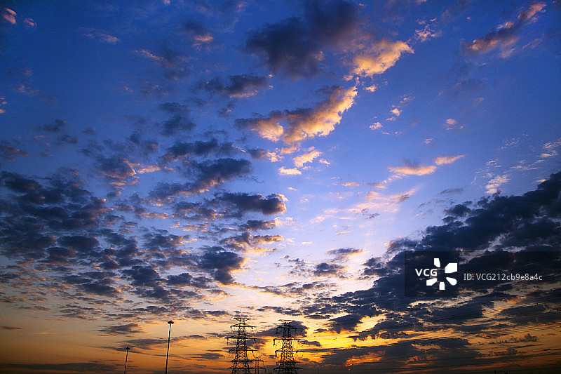 晚霞下的输电塔图片素材