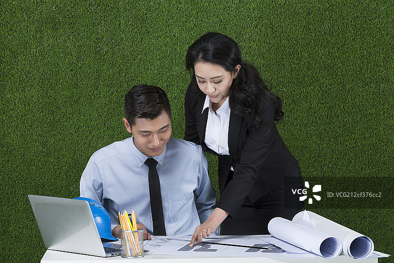 草地商务设计师图片素材