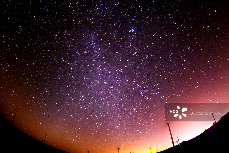 中国草原上璀璨星空下的风车日出图片素材