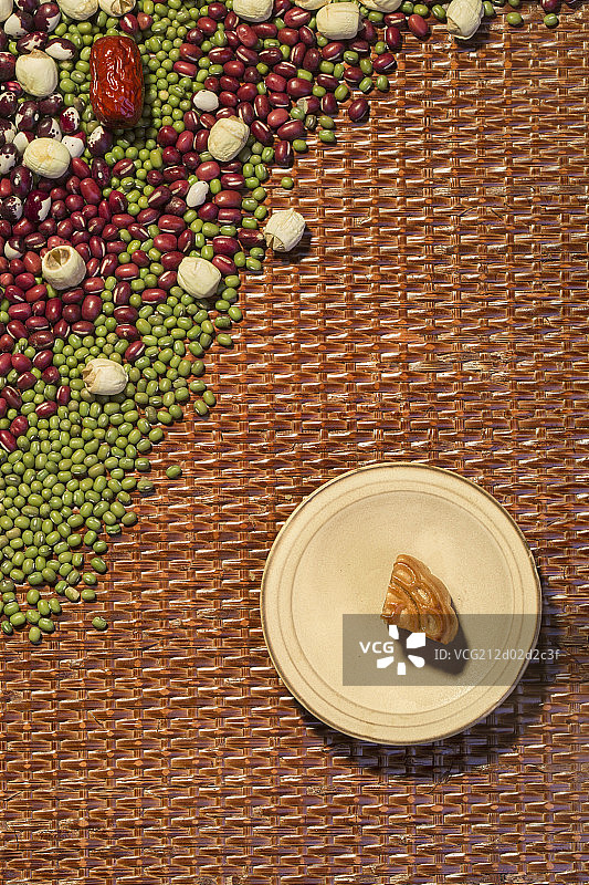 放在桌子上的月饼和豆子图片素材