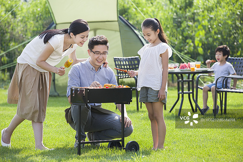 年轻家庭野外烧烤图片素材