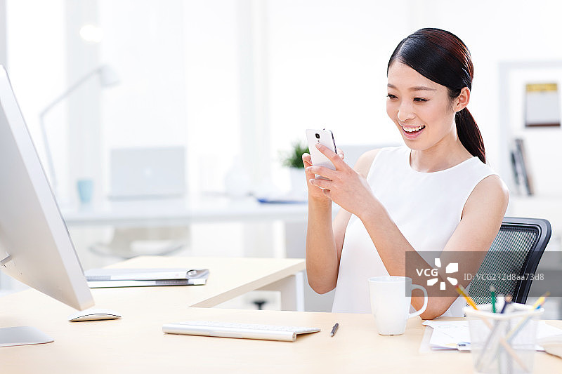 年轻的商务女性看手机图片素材