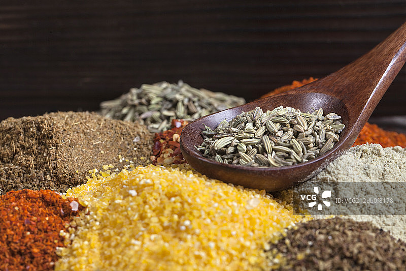 放在桌子上的大量食材 佐料图片素材