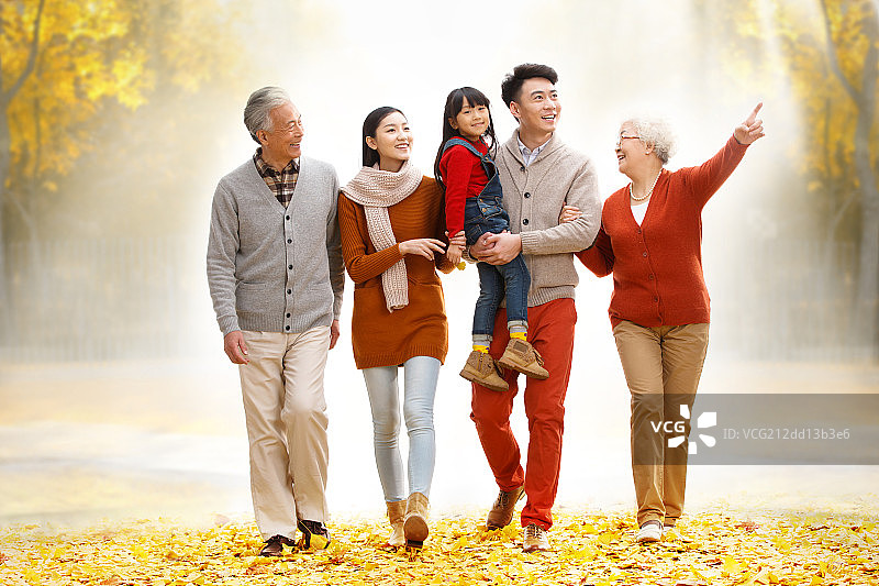 幸福家庭户外郊游图片素材