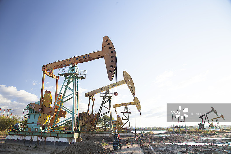 大庆油田的抽油机图片素材