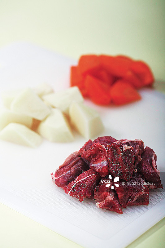 土豆烧牛肉步骤—切肉准备材料图片素材
