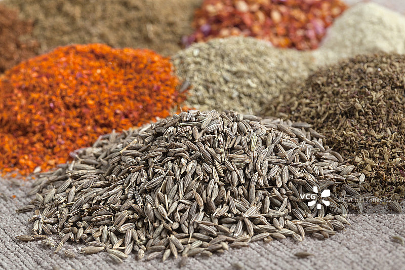 放在桌子上的大量食材 佐料图片素材