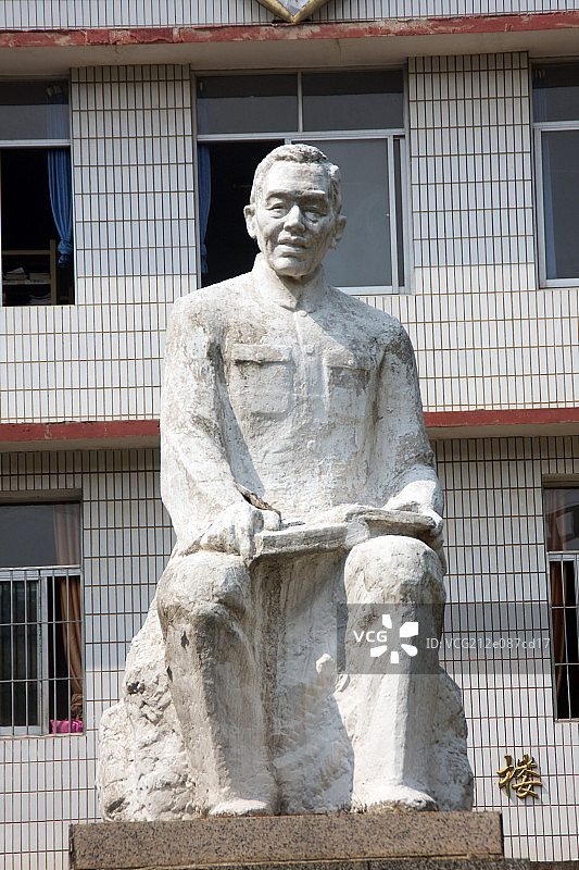 江西省高安中学吴有训雕塑图片素材