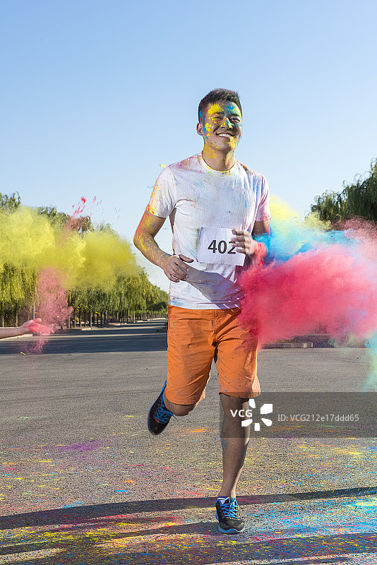 Young man at The Color Run图片素材
