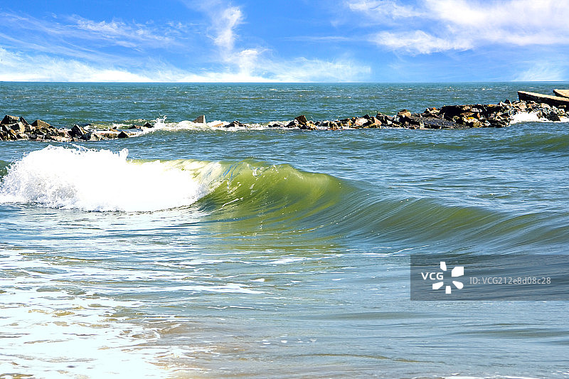 中国翻滚的海浪浪花图片素材