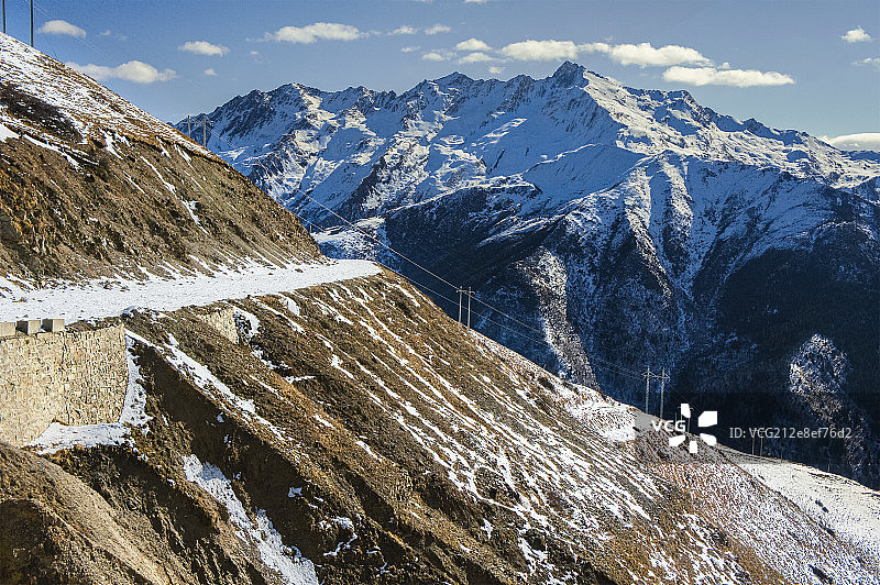 横断山区雪山峡谷森林风光 积雪覆盖的盘山公路图片素材