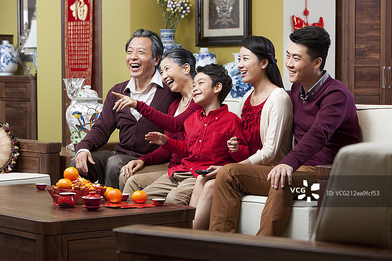 快乐家庭新年看电视图片素材