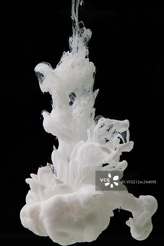 白色的颜料在水里图片素材