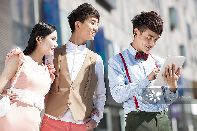 时尚的年轻人和平板电脑图片素材