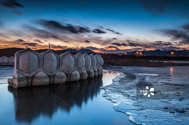 北京莲石湖夜景图片素材