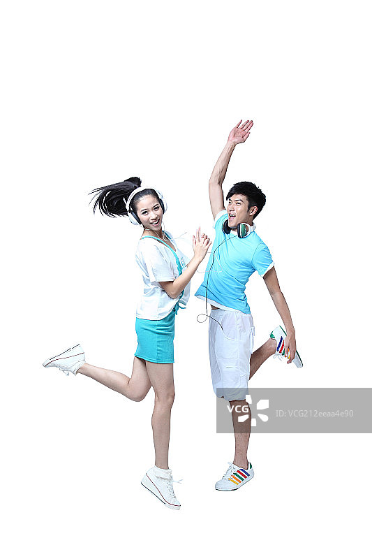 开心跳跃的情侣图片素材