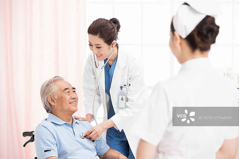医生给老年人检查身体图片素材