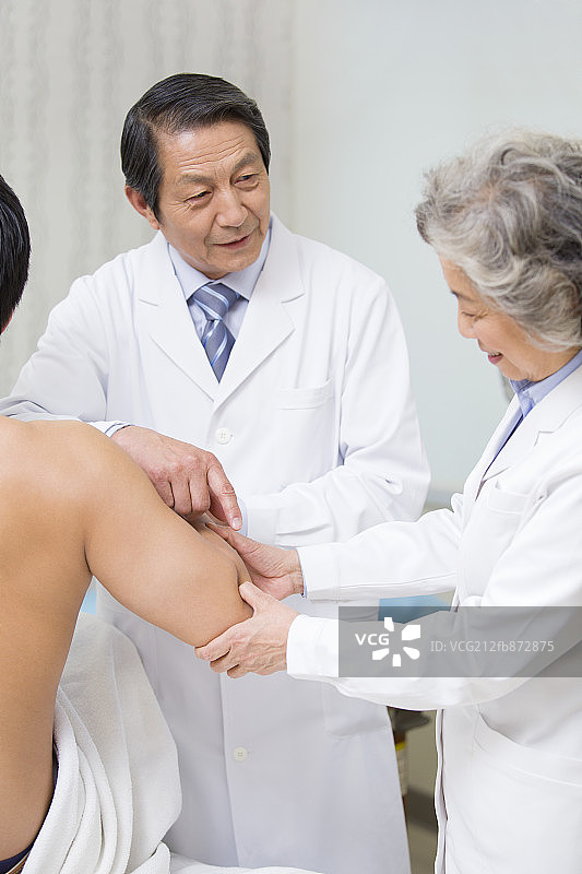 老中医给病人推拿图片素材