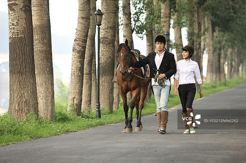 东方青年情侣图片素材