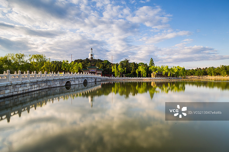 蓝天白云下的北海公园白塔图片素材