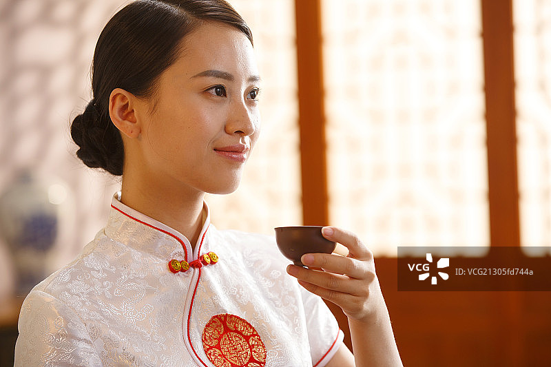 青年女人喝茶图片素材