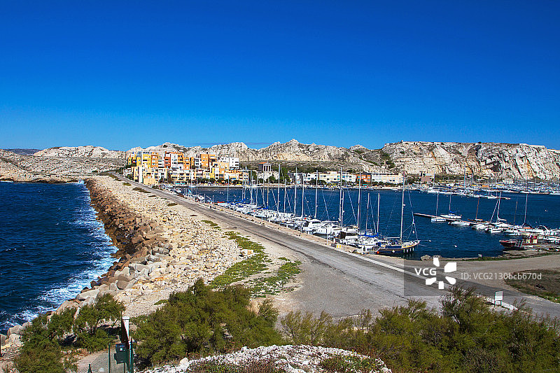 马赛的港口停靠着一排帆船图片素材