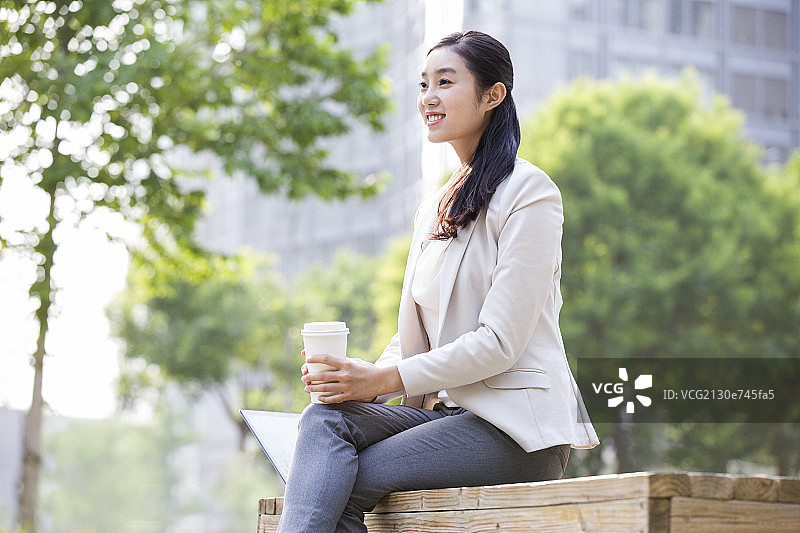 年轻商务女士喝咖啡图片素材