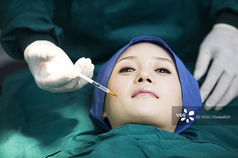 年轻女性做整容手术图片素材