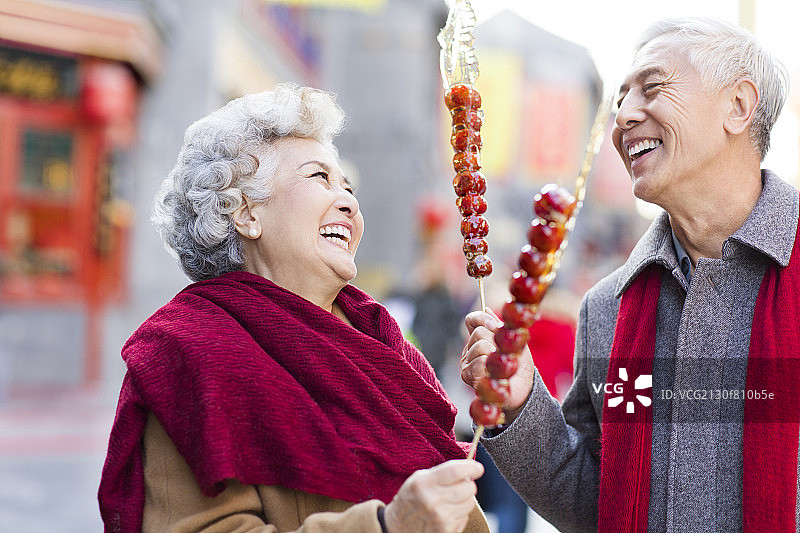 老年夫妇吃糖葫芦图片素材