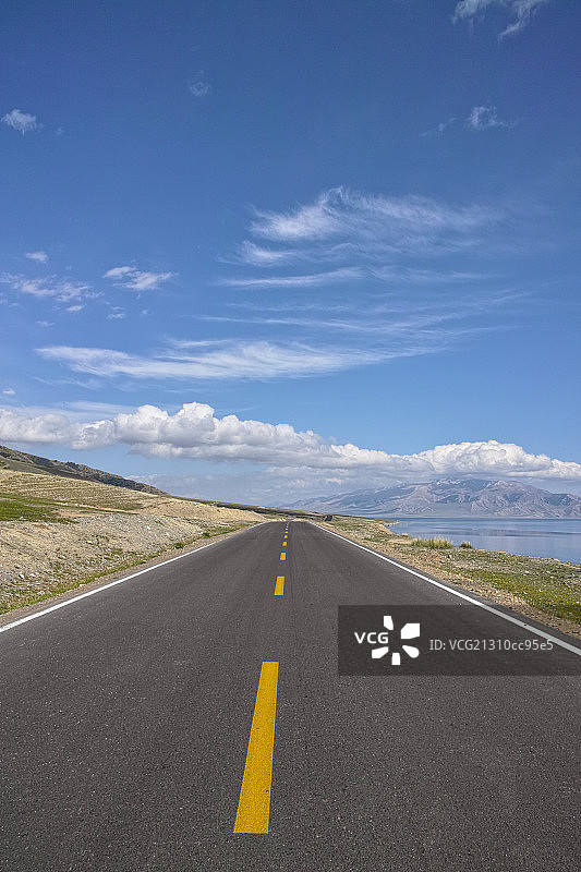 新疆塞里木湖畔公路图片素材