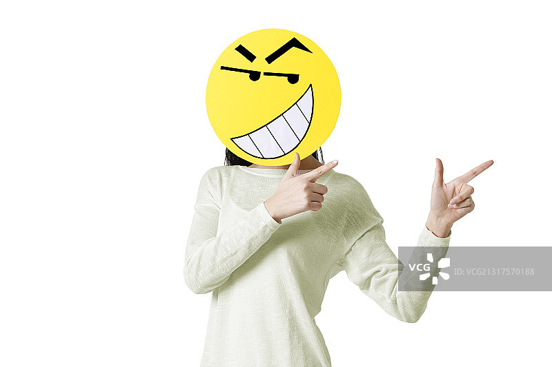 年轻女子戴着一张卡通笑脸图片素材