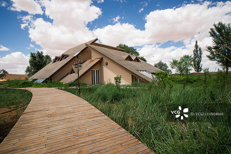 通向别墅的木板路图片素材