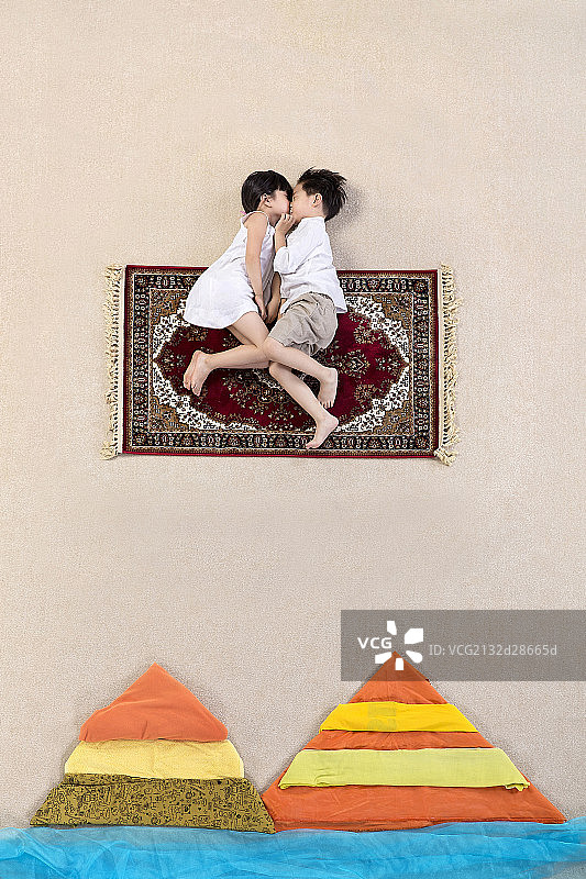 坐在毯子上的两个小孩图片素材