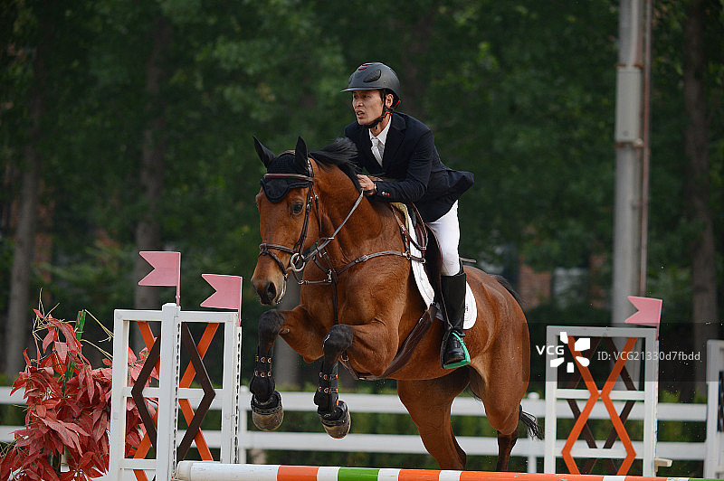 东方男人赛马图片素材