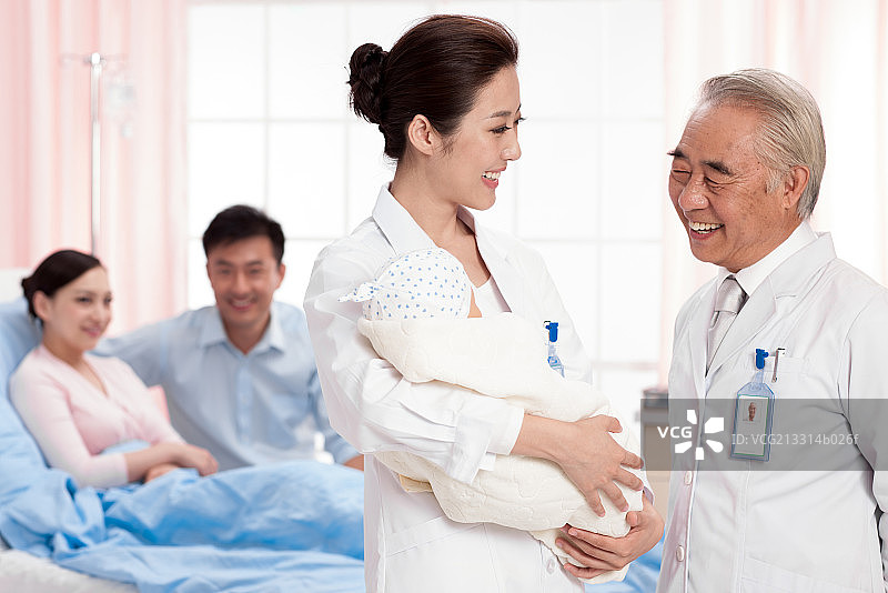 医生在病房抱着婴儿图片素材