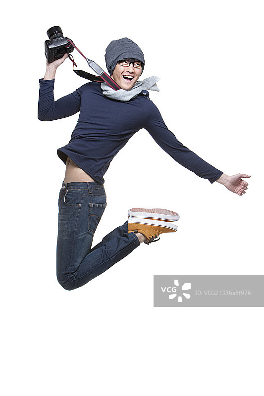 拿着相机跳跃的摄影师图片素材