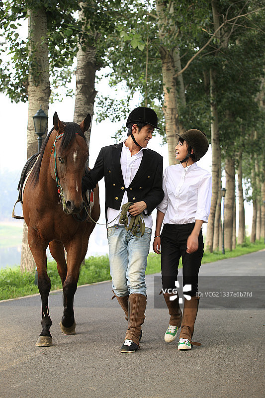 东方年轻人骑马图片素材