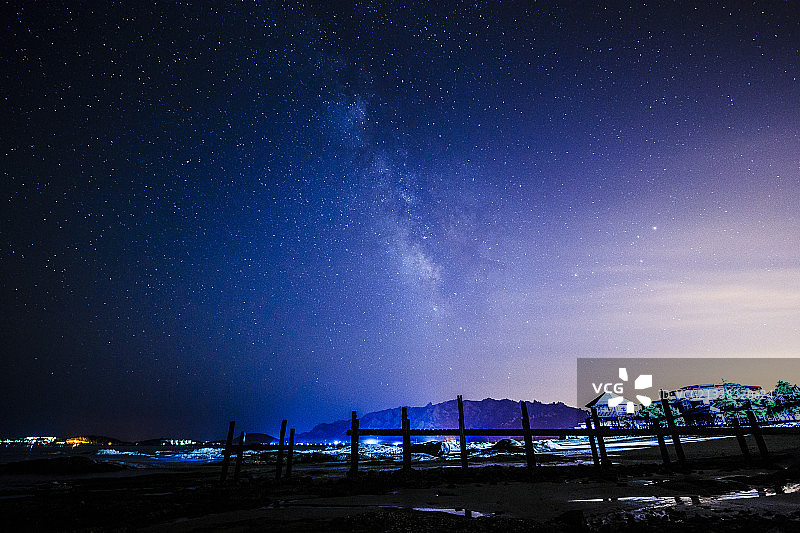 青岛崂山仰口木栈道银河图片素材